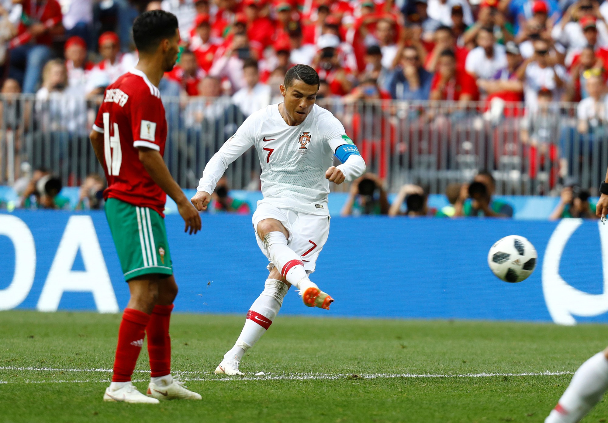 Ronaldo tiễn Morocco về nước, gây sức ép cho Messi - Ảnh 3.