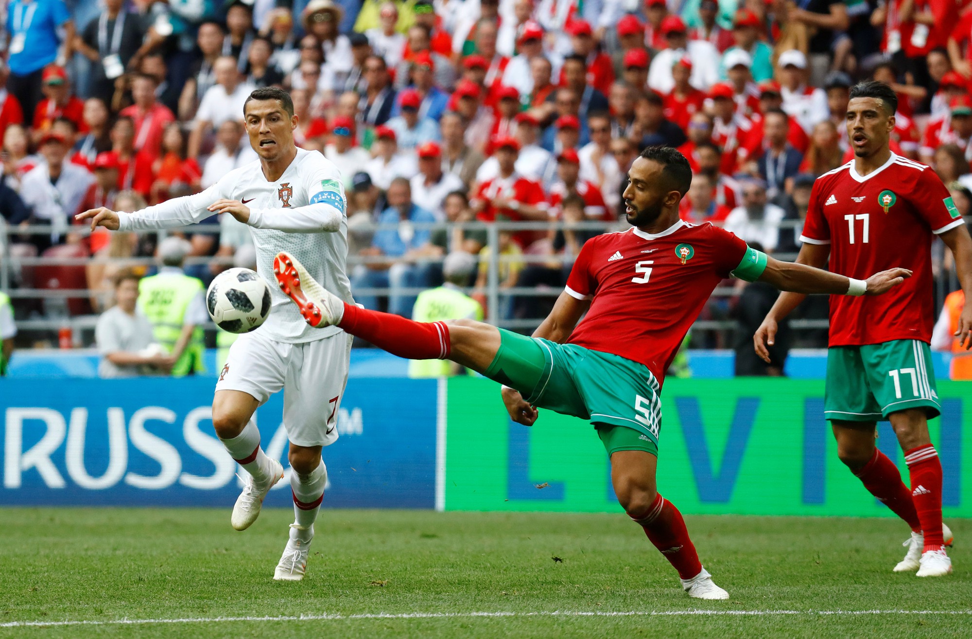 Ronaldo tiễn Morocco về nước, gây sức ép cho Messi - Ảnh 1.