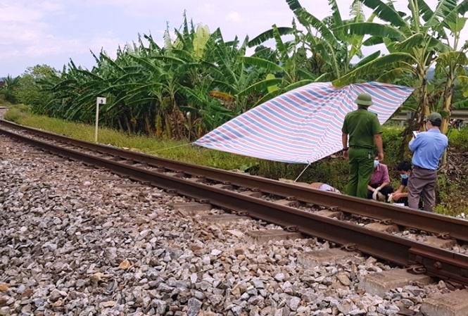 Kê đầu trên đường ray, nam thanh niên bị tàu cán tử vong