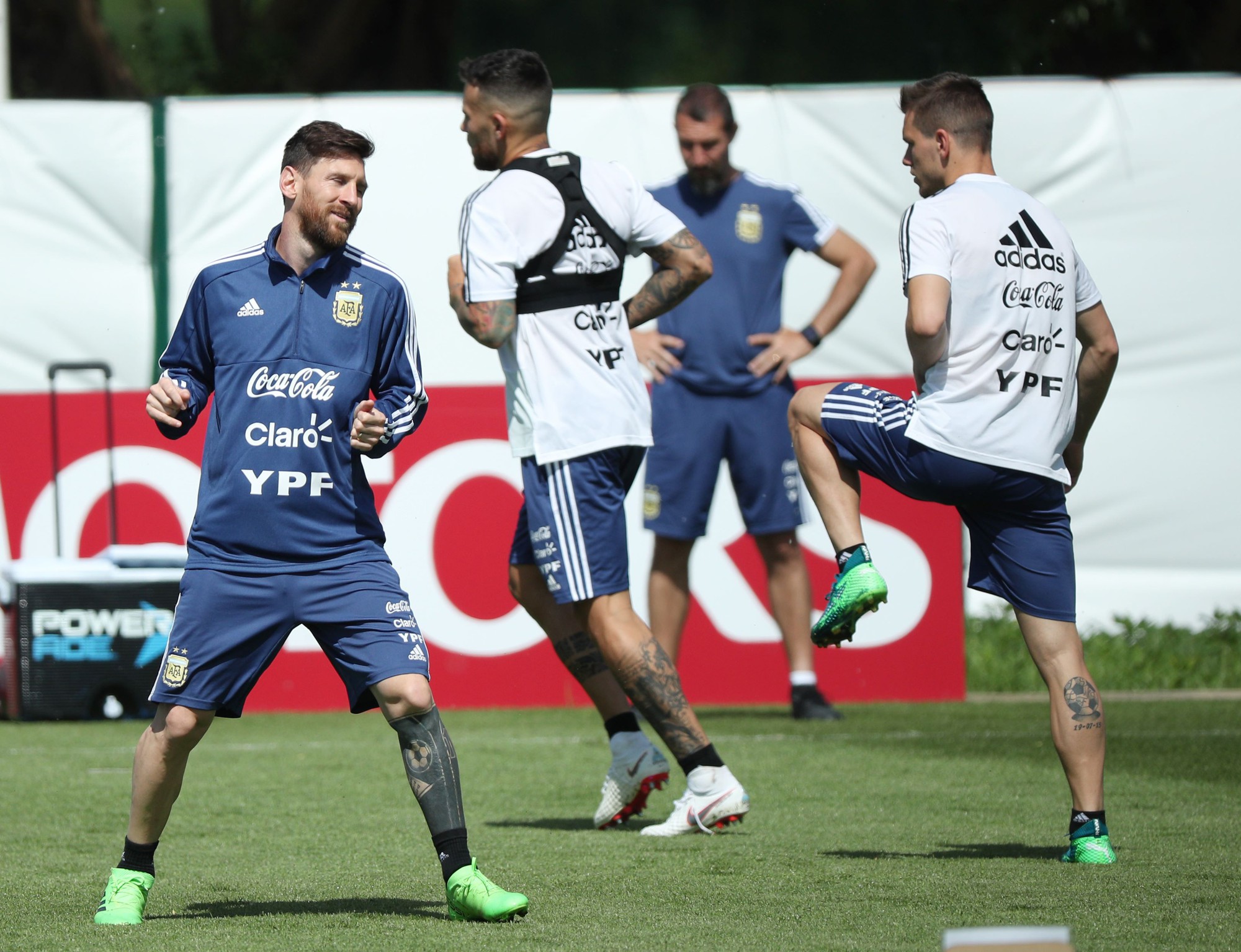 Messi hãy "chơi" thái cực!
