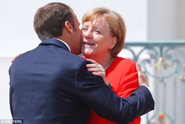 EU "hy sinh" Ý, Hy Lạp để cứu bà Merkel?