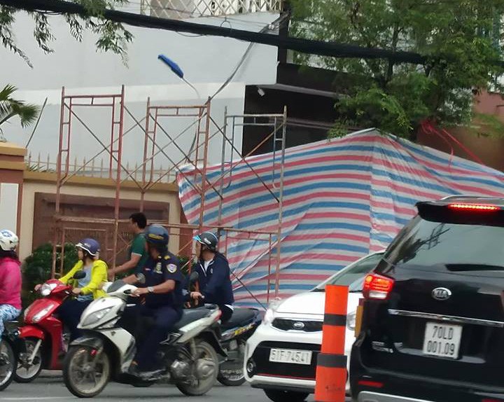 TP HCM: Xe máy dựng trước cửa hàng bất ngờ phát nổ