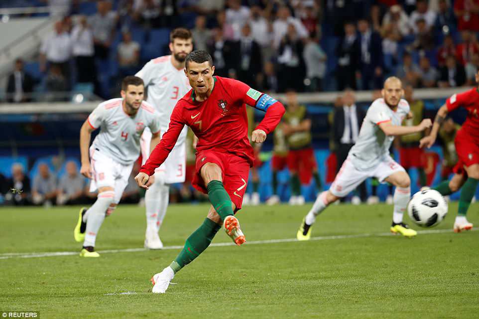 Lập hat-trick, Ronaldo bị đồng đội Real “từ mặt”