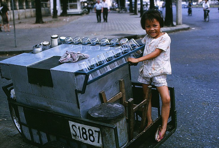 Ảnh độc đáo về hàng quán giải khát trên vỉa hè Sài Gòn xưa - Ảnh 3.