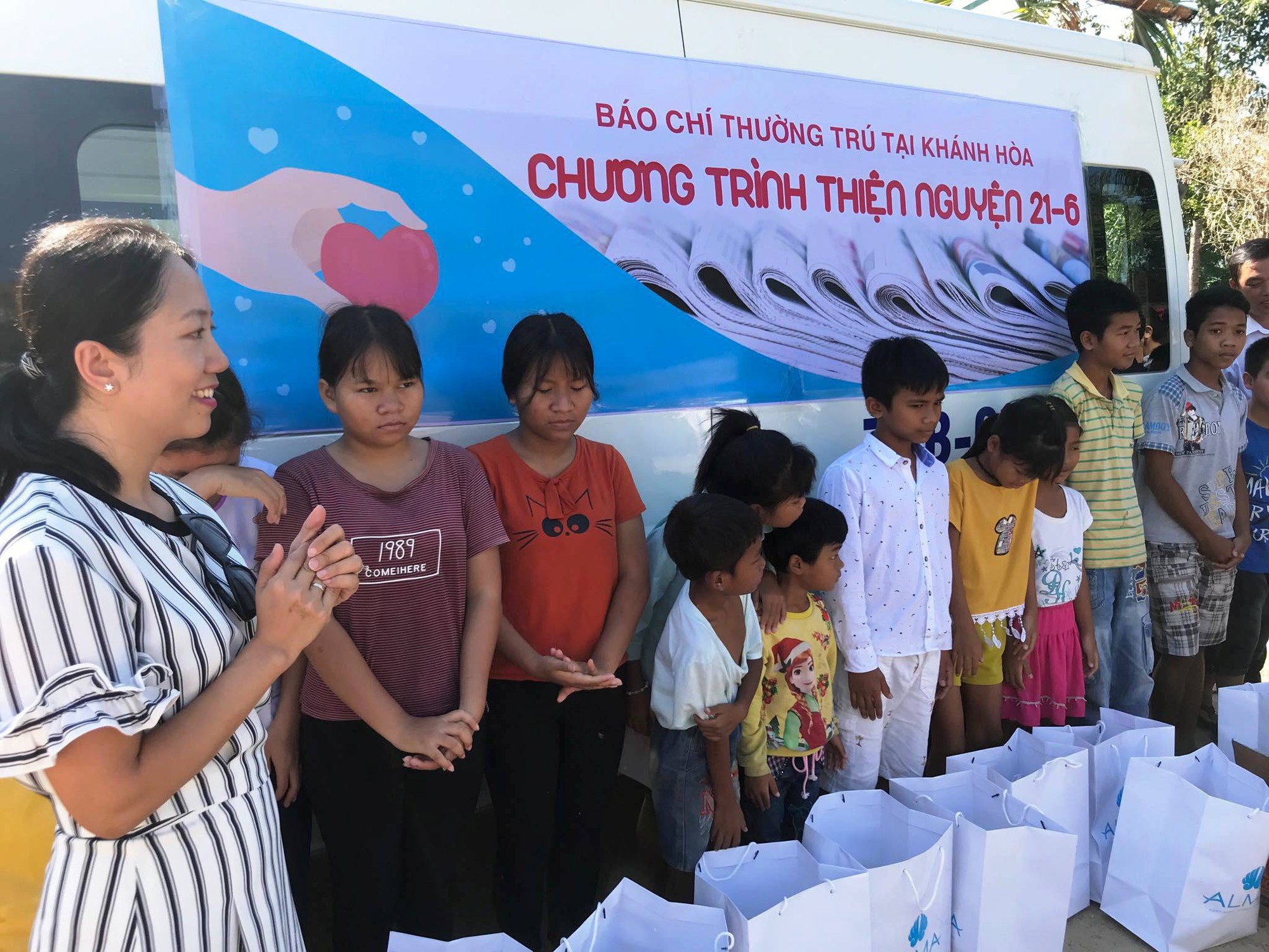 Dành trọn ngày 21-6 cho trẻ mồ côi, người già neo đơn - Ảnh 3.
