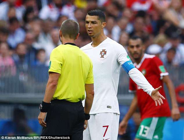 Xin áo Ronaldo, trọng tài bị cầu thủ Morocco chỉ trích