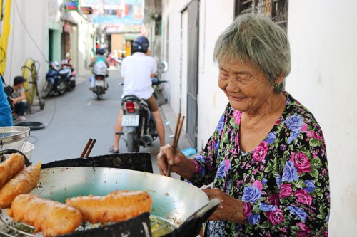 Nỗi niềm ẩn giấu sau gánh chuối chiên