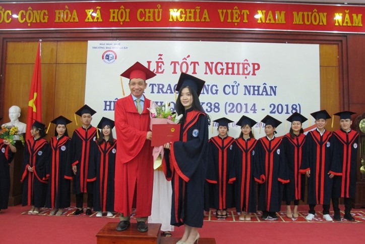 Hàng trăm sinh viên ĐH Huế tốt nghiệp loại khá, giỏi