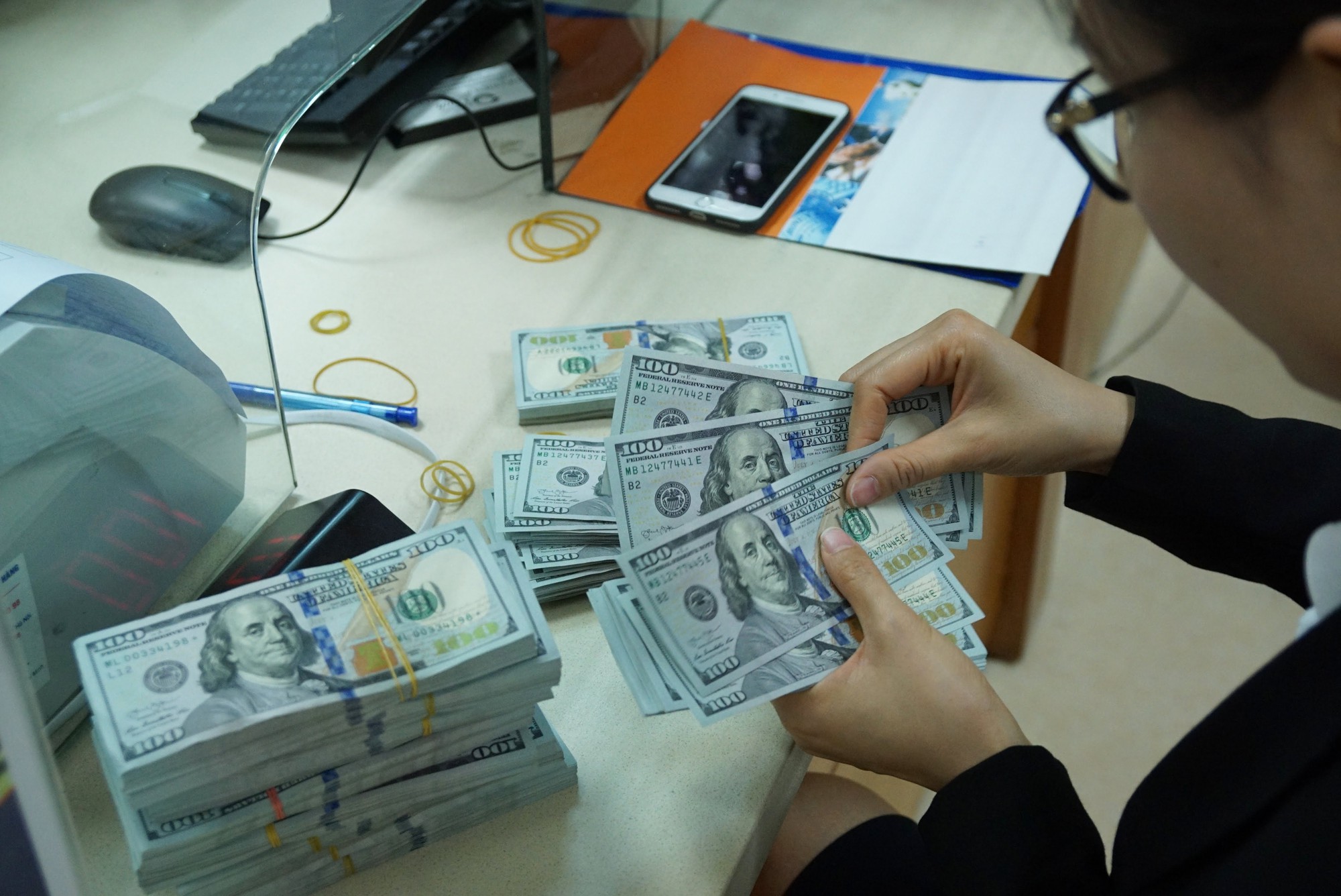 Giá USD tự do hạ nhiệt sau khi vọt lên 23.700 đồng/USD