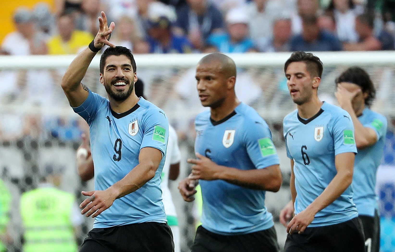 Luis Suarez tỏa sáng, Uruguay cùng Nga vào vòng 1/8