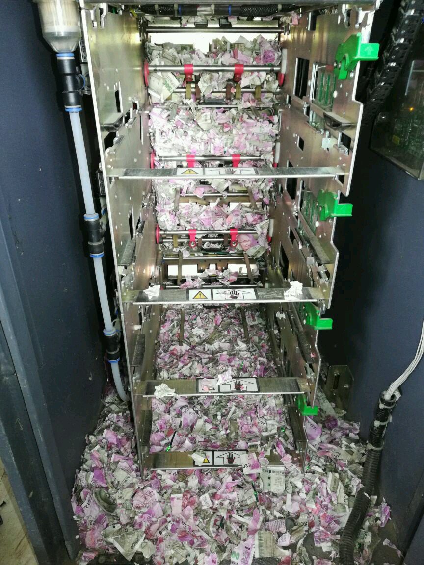 Chuột chui v&agrave;o m&aacute;y ATM, cắn n&aacute;t cả đống tiền - Ảnh 2.