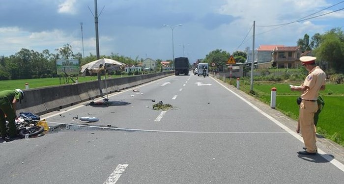 Váy chống nắng bị cuốn vào bánh xe, 1 thanh niên tử vong - Ảnh 1.