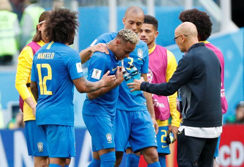 Brazil thắng phút bù giờ, Neymar bật khóc