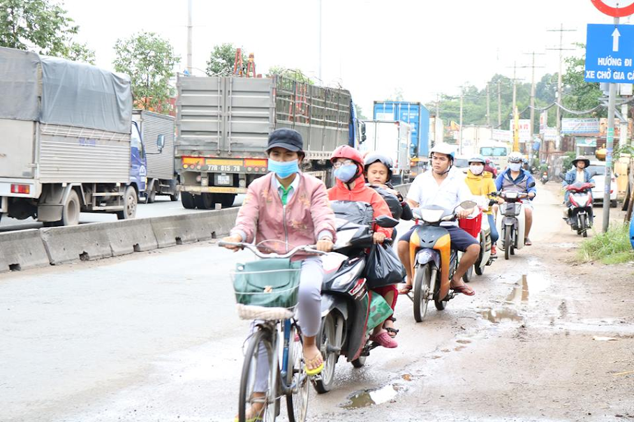 Ớn lạnh cảnh liều chết của người Sài Gòn - Ảnh 2.