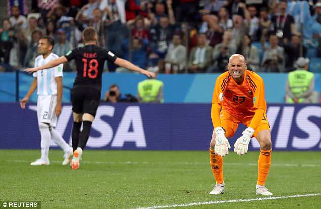 HLV Sampaoli: Messi thi đấu chưa tốt tại&hellip;đồng đội - Ảnh 2.