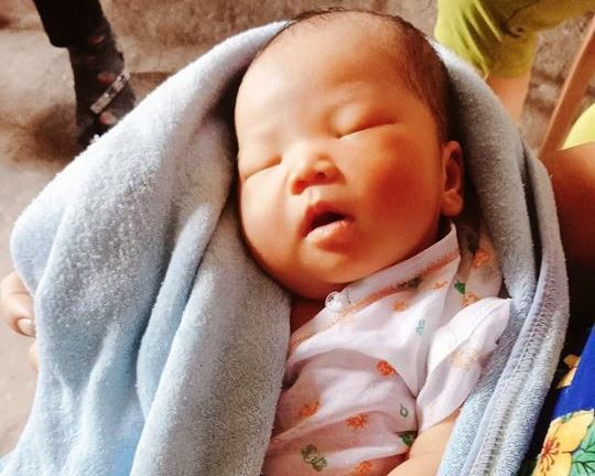 Bé gái 10 ngày tuổi bị bỏ rơi trong đêm