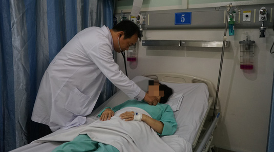 Một phụ nữ suýt vỡ tim vì bị cổng nhà ép chặt