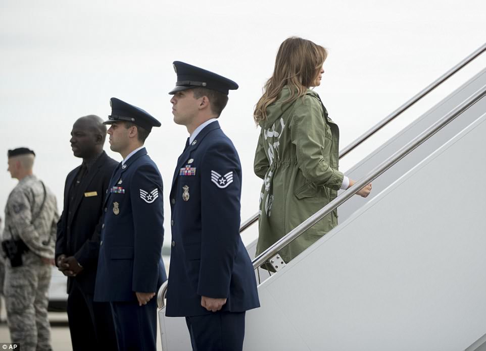 Chiếc áo "tai họa" phủ bóng chuyến thăm bí mật của bà Melania