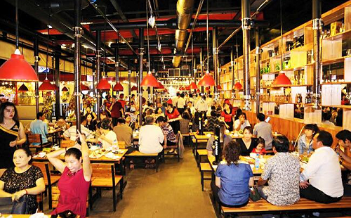 Chân dung hai ông lớn dẫn đầu chuỗi lẩu nướng, bia tươi