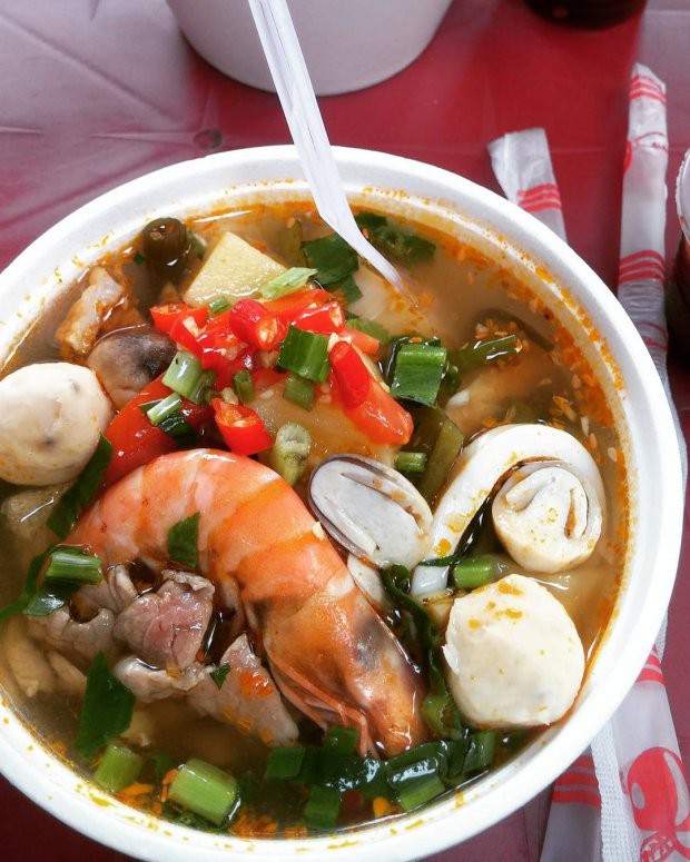 Khám phá 4 đặc khu ăn vặt hot nhất Sài Gòn - Ảnh 1.