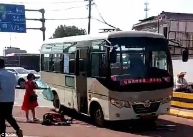 Đâm chém loạn xạ từ xe buýt xuống đường phố