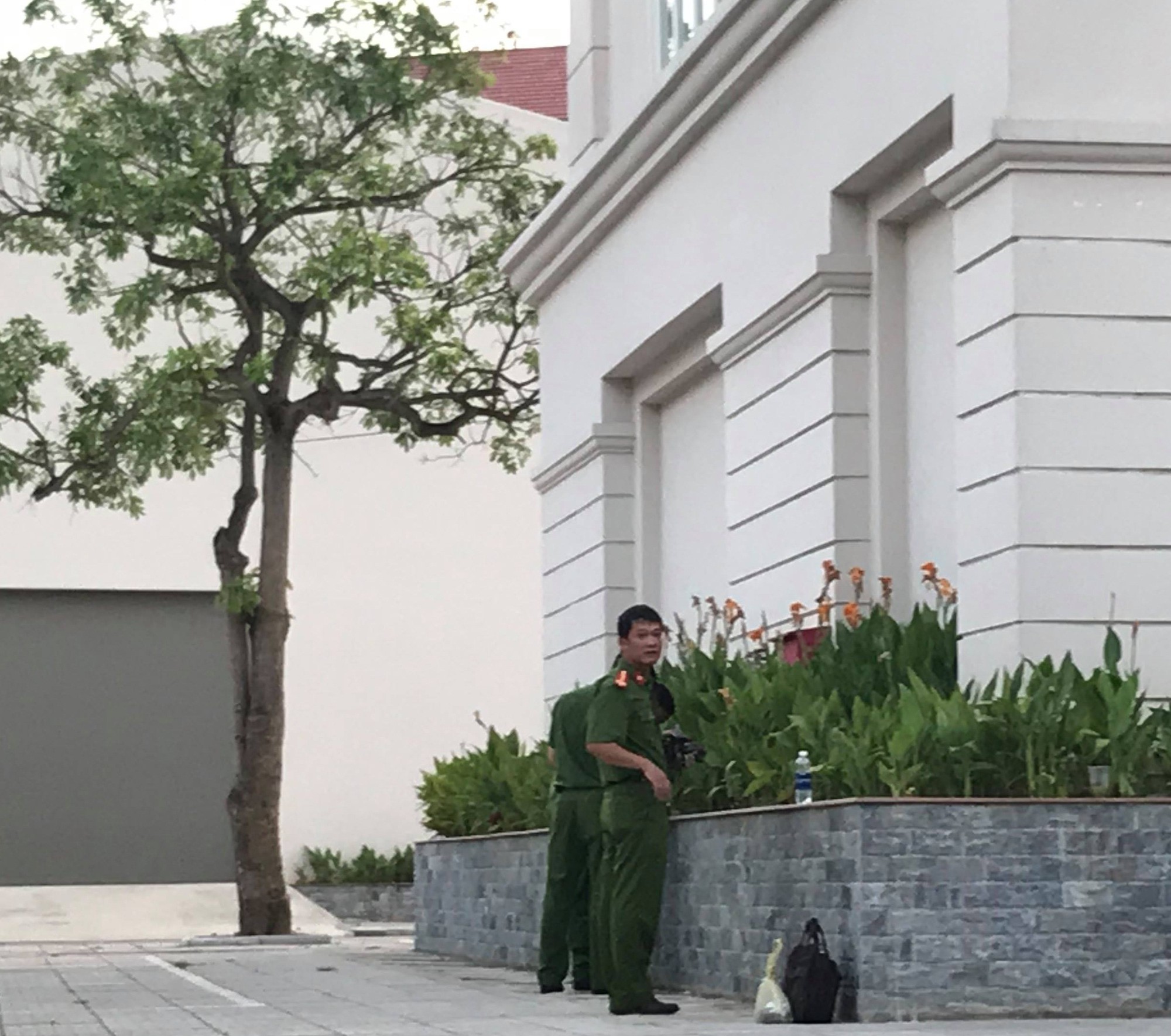 Nữ sinh Đại học Vinh rơi từ tầng 4 ký túc xá xuống đất