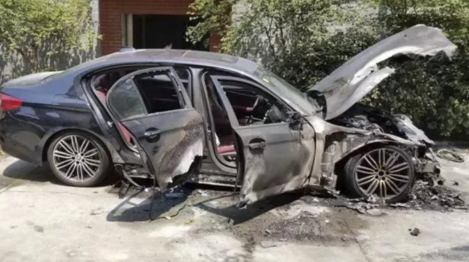 Vừa thu&ecirc; si&ecirc;u xe Ferrari đ&atilde; va v&agrave;o BMW g&acirc;y tai nạn - Ảnh 2.