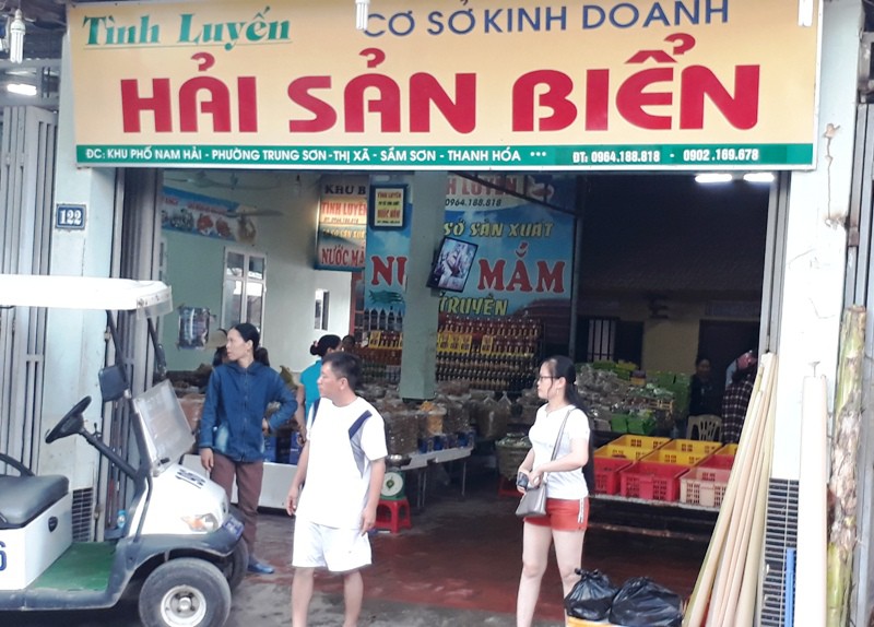 Phát hiện 2 cửa hàng hải sản ở Sầm Sơn bán tôm bơm tạp chất độc hại