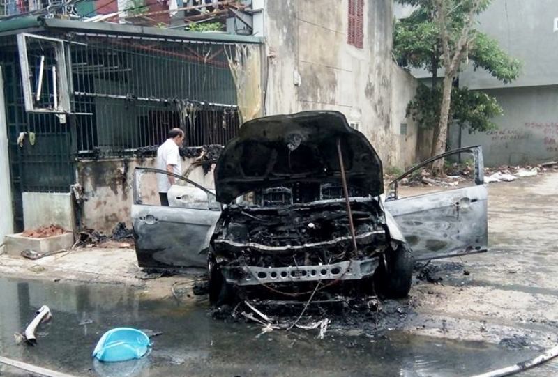 Lùi qua đống rác đang cháy, xế hộp cháy trơ khung - Ảnh 1.