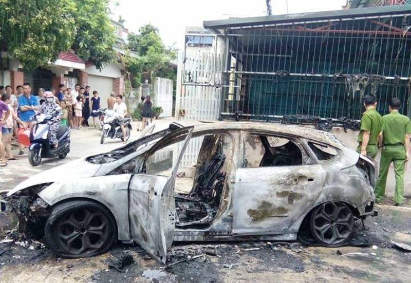 Lùi qua đống rác đang cháy, xế hộp cháy trơ khung