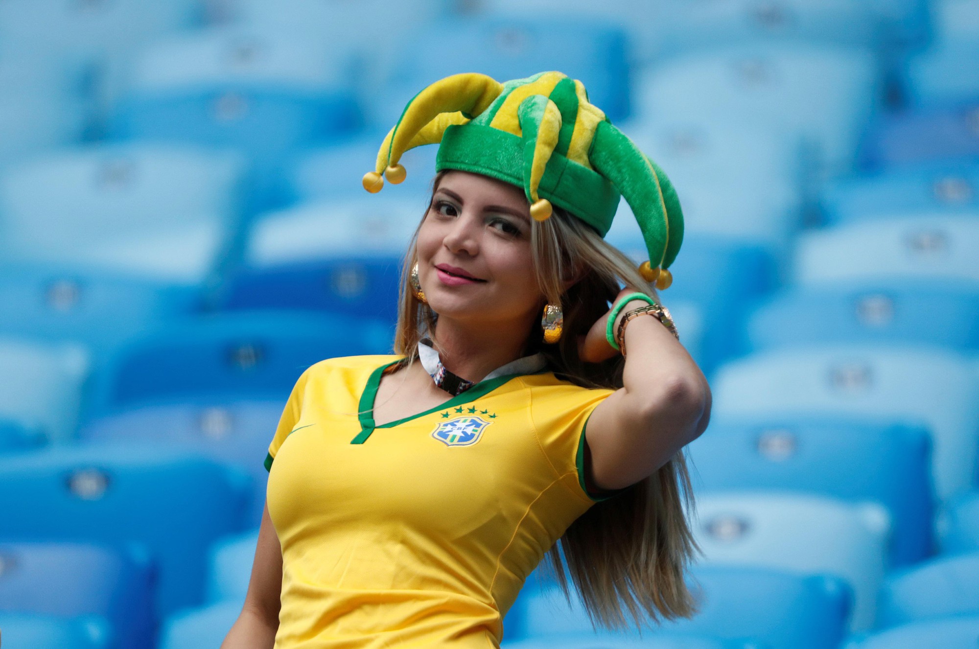 Nữ CĐV Brazil đến đâu, lửa cháy đến đó - Ảnh 4.