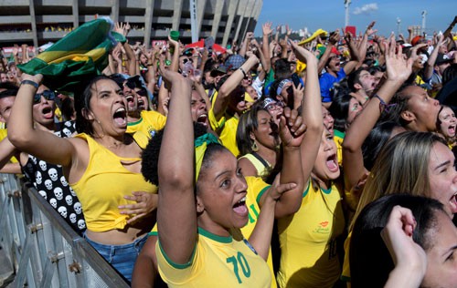 Brazil thắng nhọc: 6 phút sau, cửa mở
