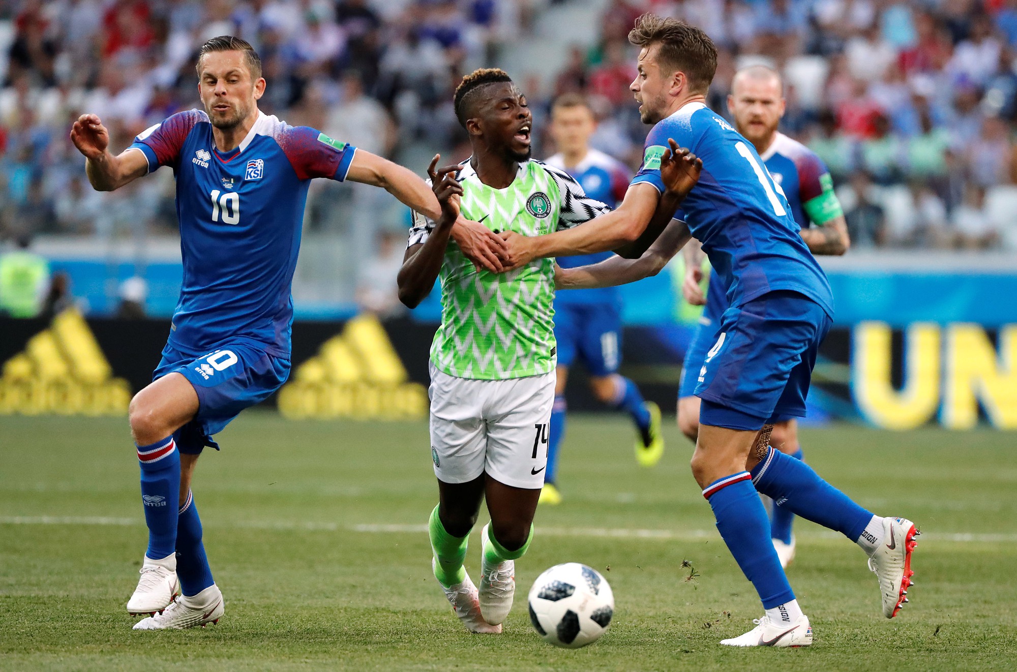 Tan t&aacute;c Iceland, đại b&agrave;ng xanh Nigeria tung c&aacute;nh - Ảnh 4.