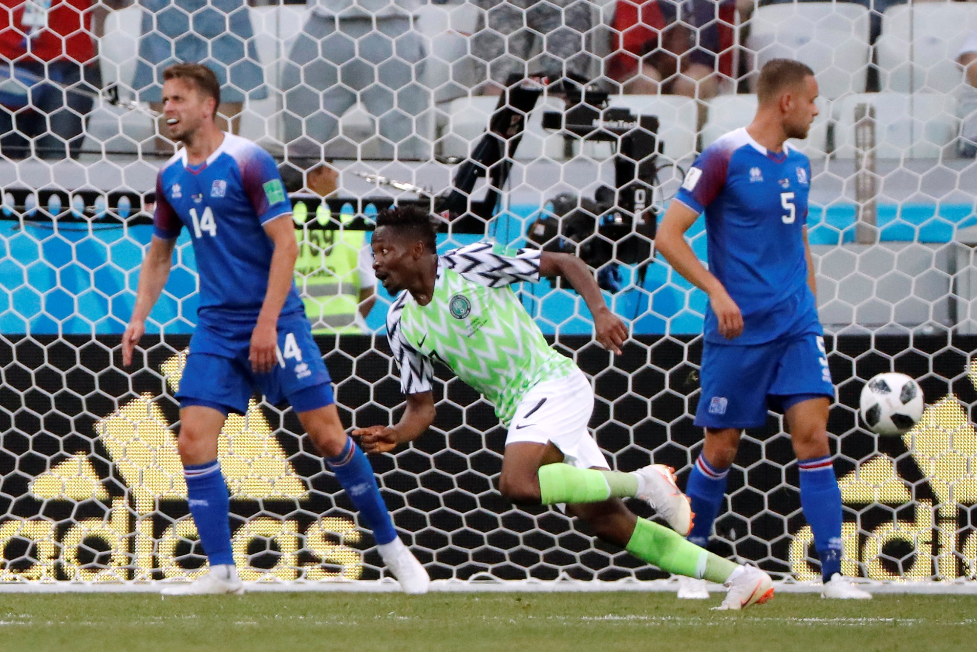 Tan t&aacute;c Iceland, đại b&agrave;ng xanh Nigeria tung c&aacute;nh - Ảnh 6.