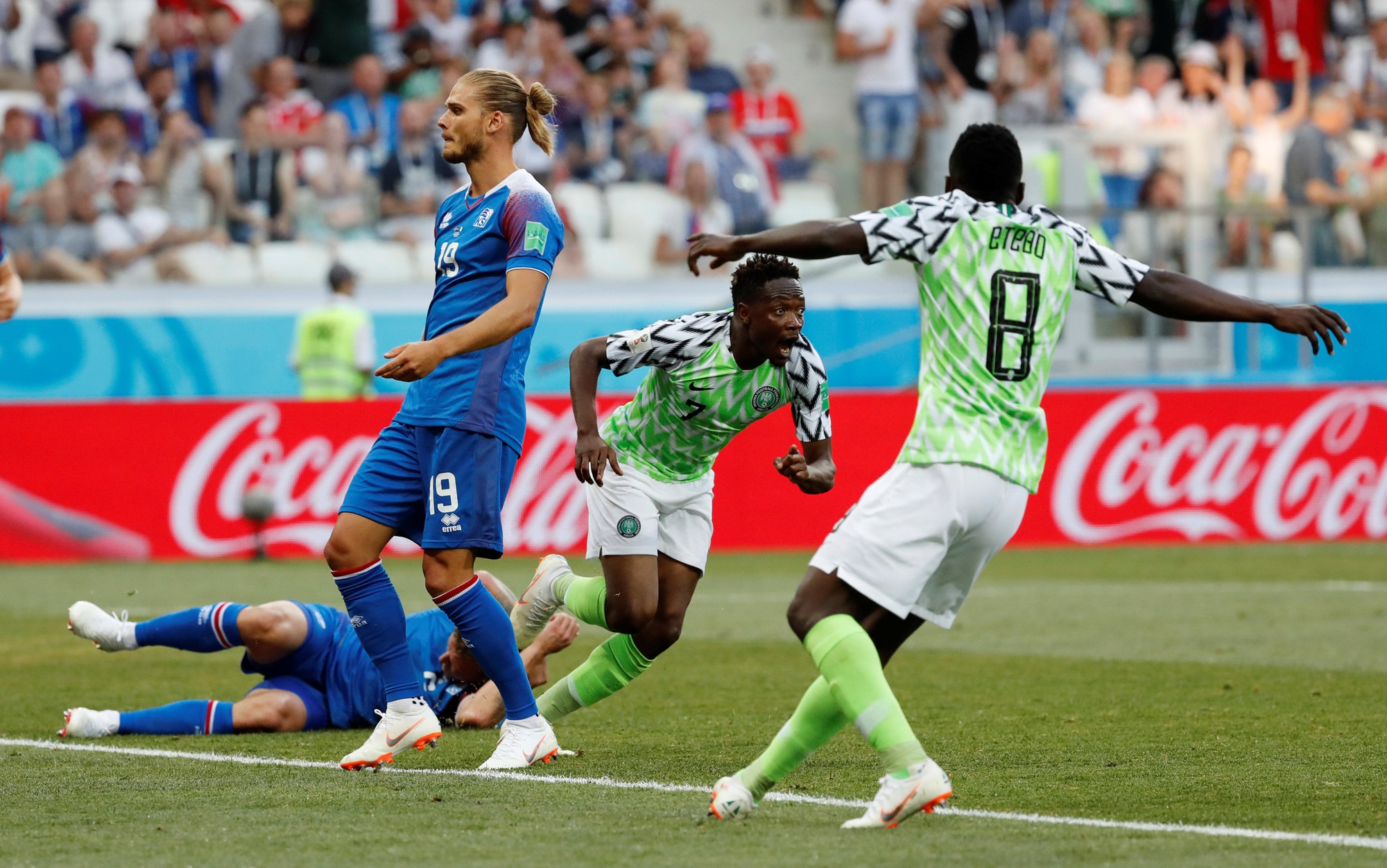 Tan t&aacute;c Iceland, đại b&agrave;ng xanh Nigeria tung c&aacute;nh - Ảnh 5.