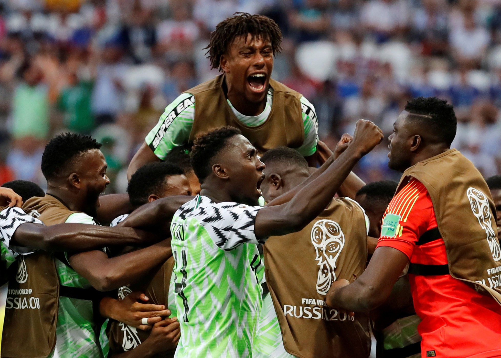 Tan t&aacute;c Iceland, đại b&agrave;ng xanh Nigeria tung c&aacute;nh - Ảnh 9.