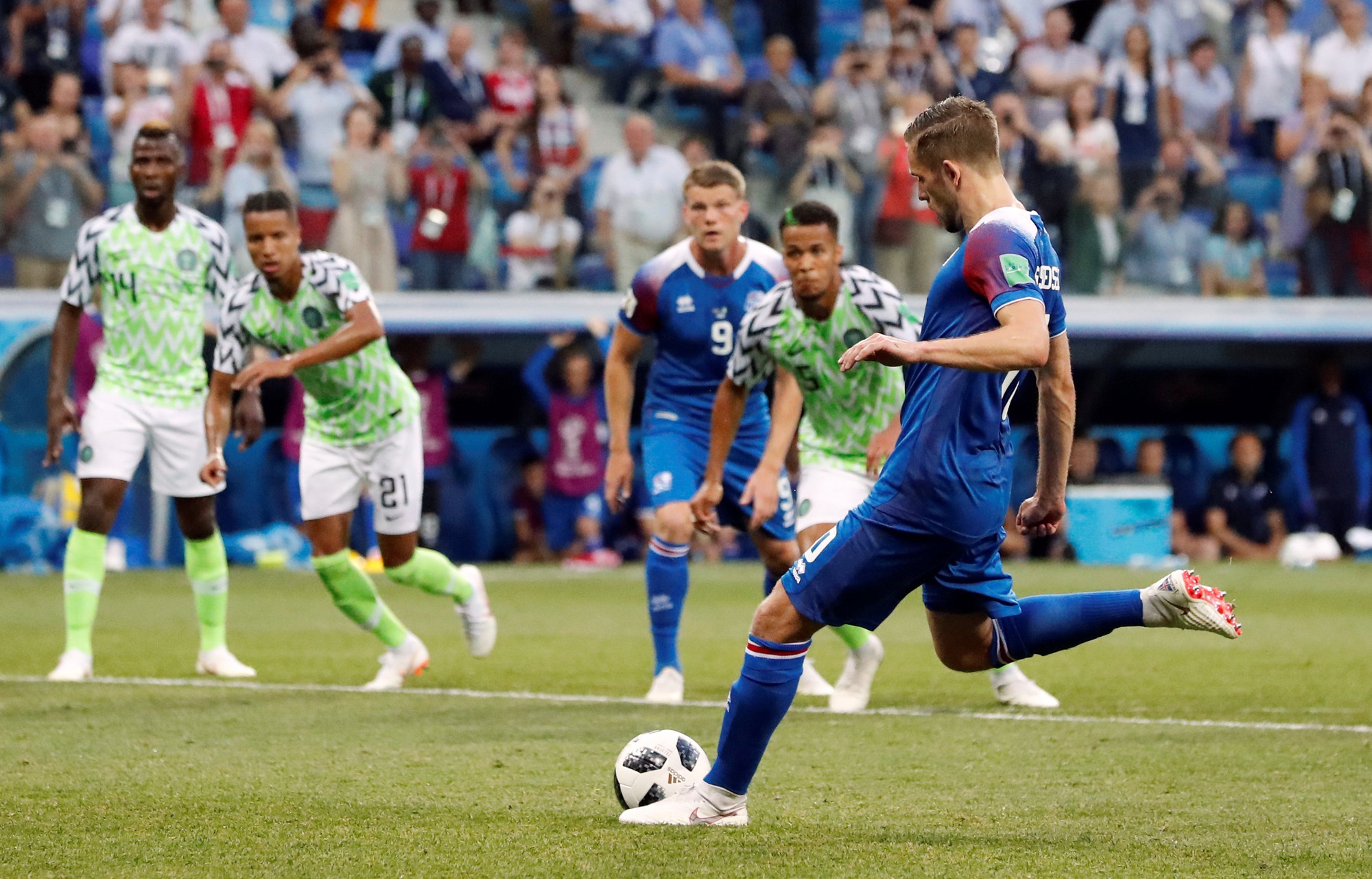 Tan t&aacute;c Iceland, đại b&agrave;ng xanh Nigeria tung c&aacute;nh - Ảnh 7.