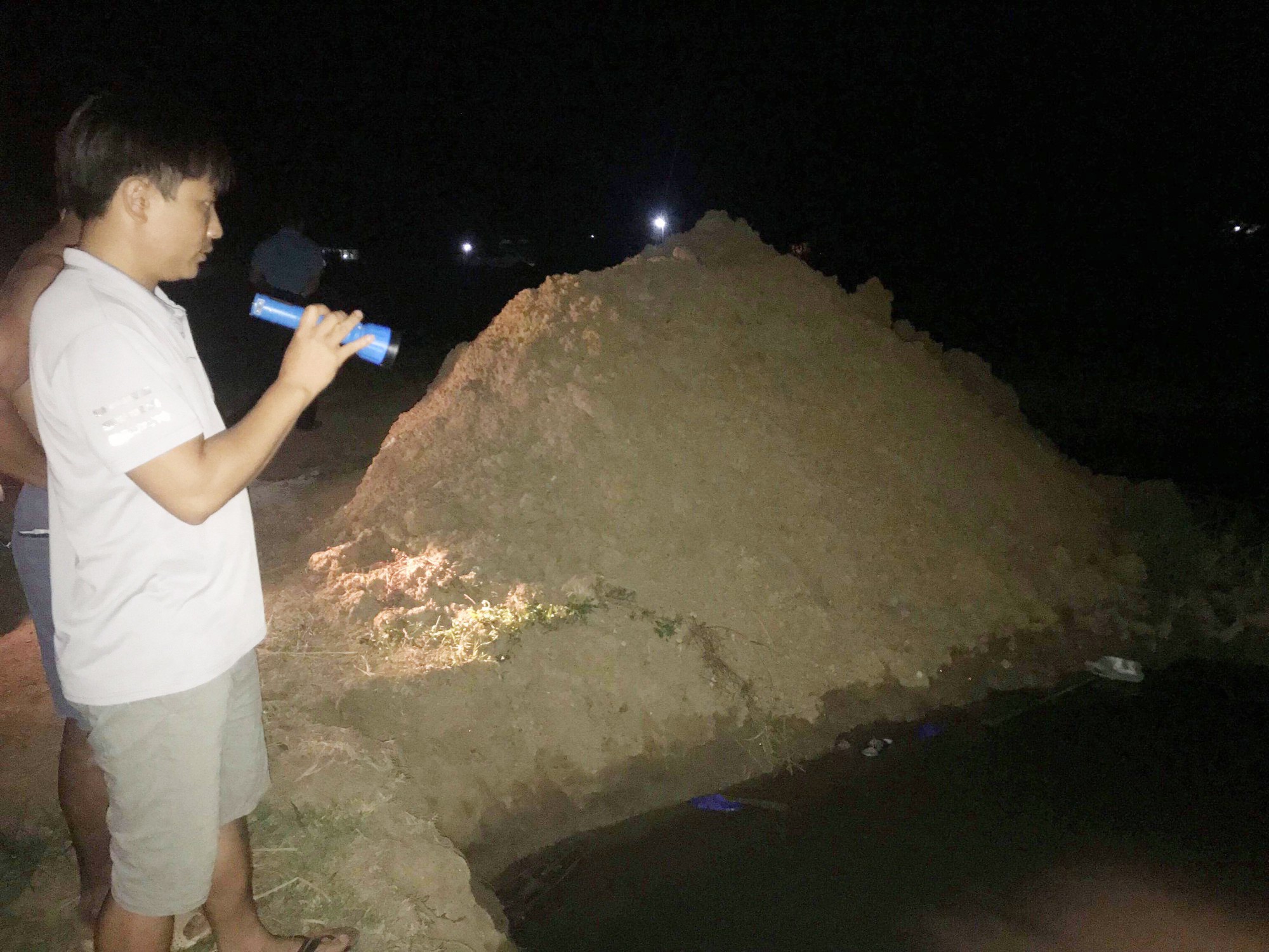 Bàng hoàng phát hiện thi thể 2 bé trai 5 tuổi dưới hố đào chôn cột điện