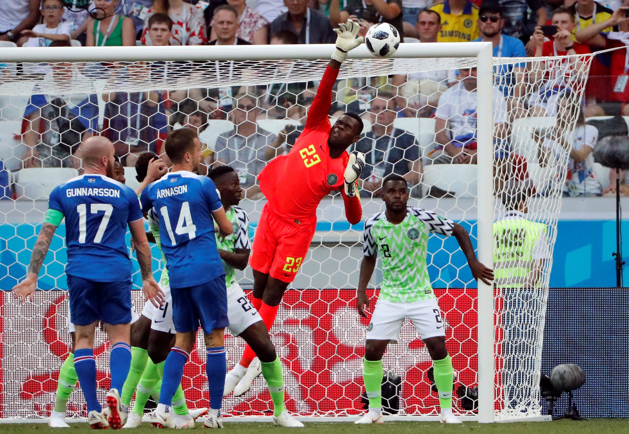 Tan t&aacute;c Iceland, đại b&agrave;ng xanh Nigeria tung c&aacute;nh - Ảnh 2.