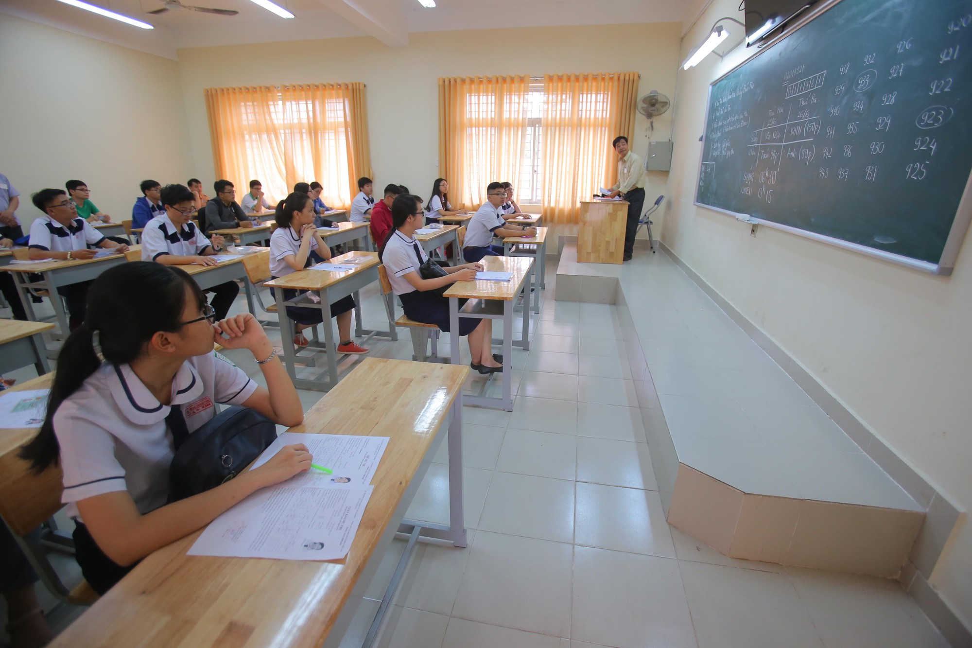 Cung bậc cảm x&uacute;c của th&iacute; sinh ng&agrave;y đầu đến điểm thi - Ảnh 3.