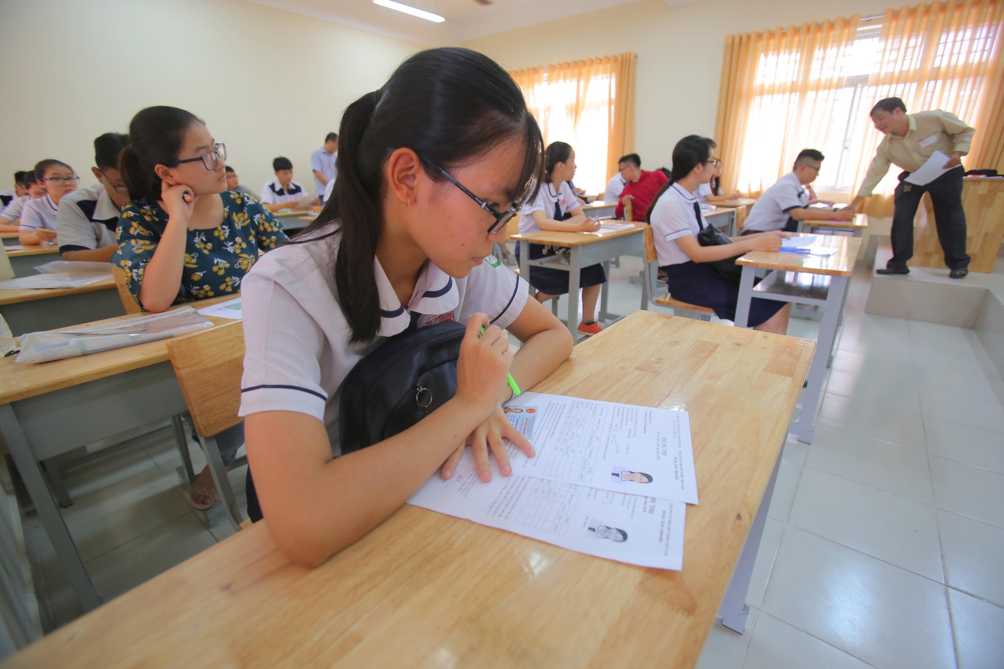 Cung bậc cảm x&uacute;c của th&iacute; sinh ng&agrave;y đầu đến điểm thi - Ảnh 1.