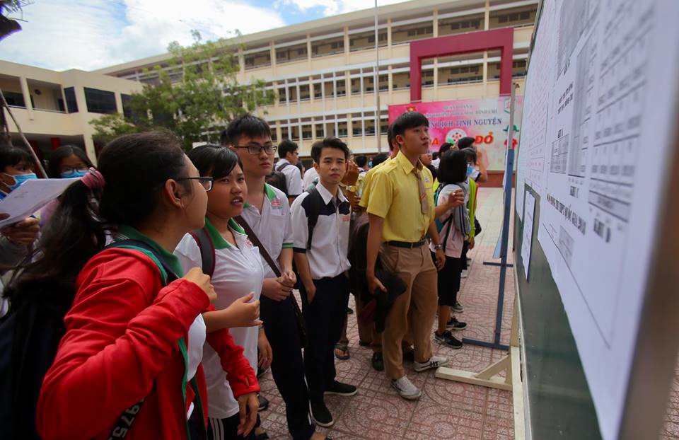 Thí sinh đến điểm thi THPT, chỉnh sửa hồ sơ nhanh chóng