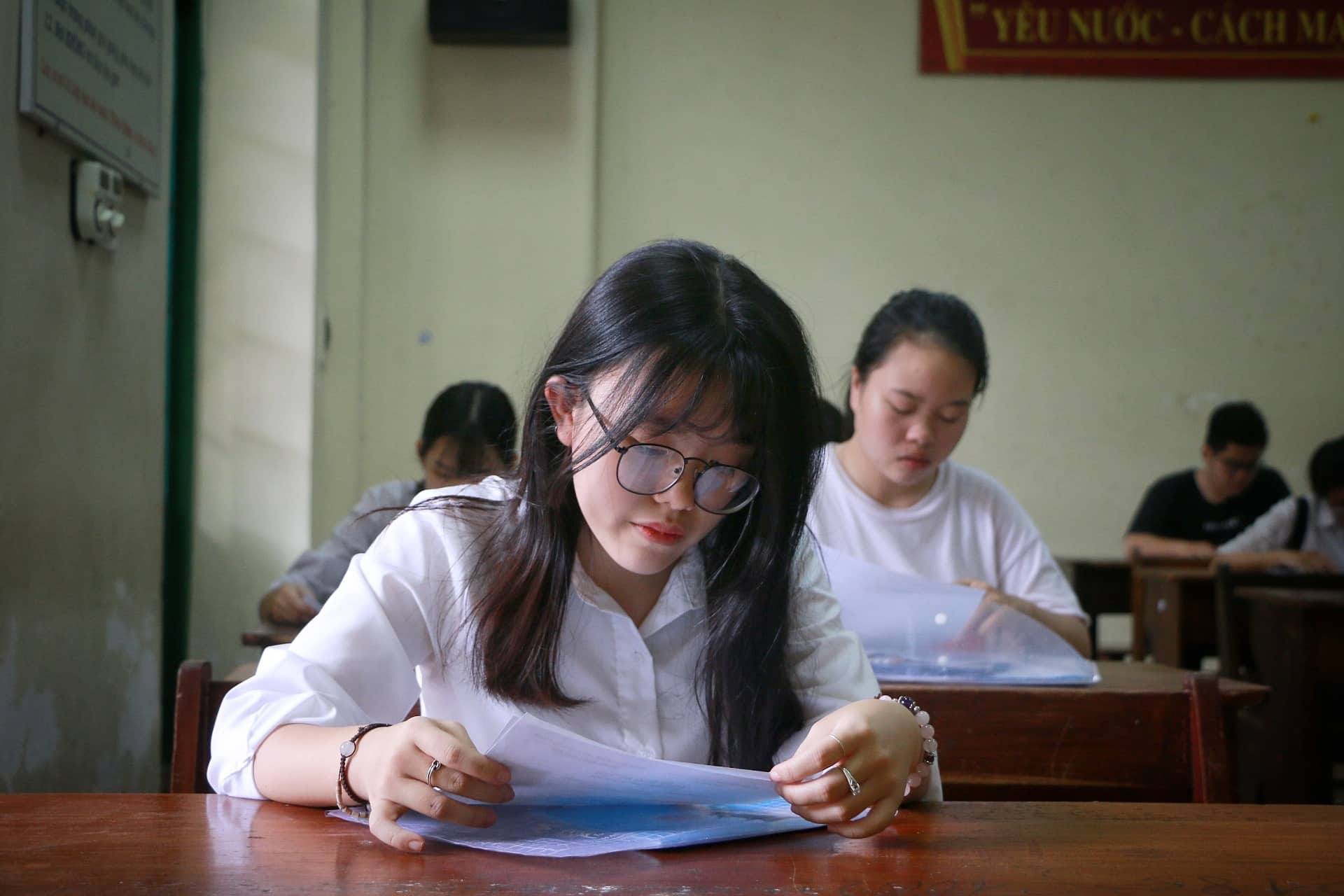 Cung bậc cảm x&uacute;c của th&iacute; sinh ng&agrave;y đầu đến điểm thi - Ảnh 14.