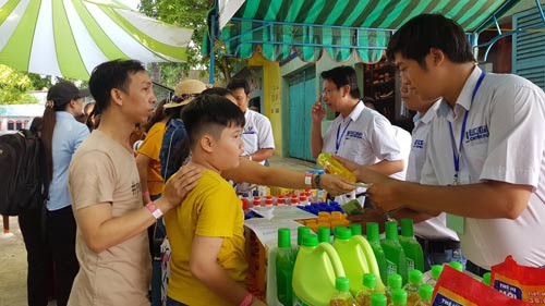 Hơn 2.000 công nhân được vui chơi, mua sắm
