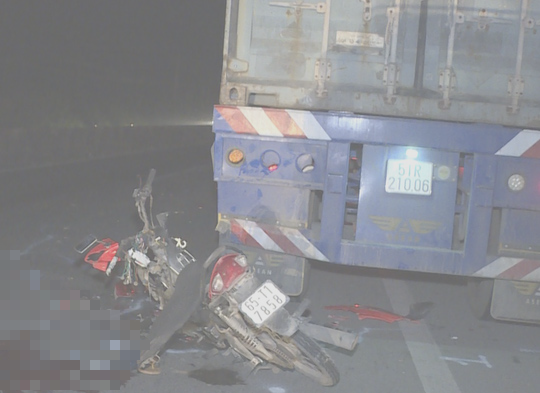 Tr&ecirc;n đường đi nhận xe, nam thanh ni&ecirc;n đ&acirc;m v&agrave;o container tử vong - Ảnh 1.