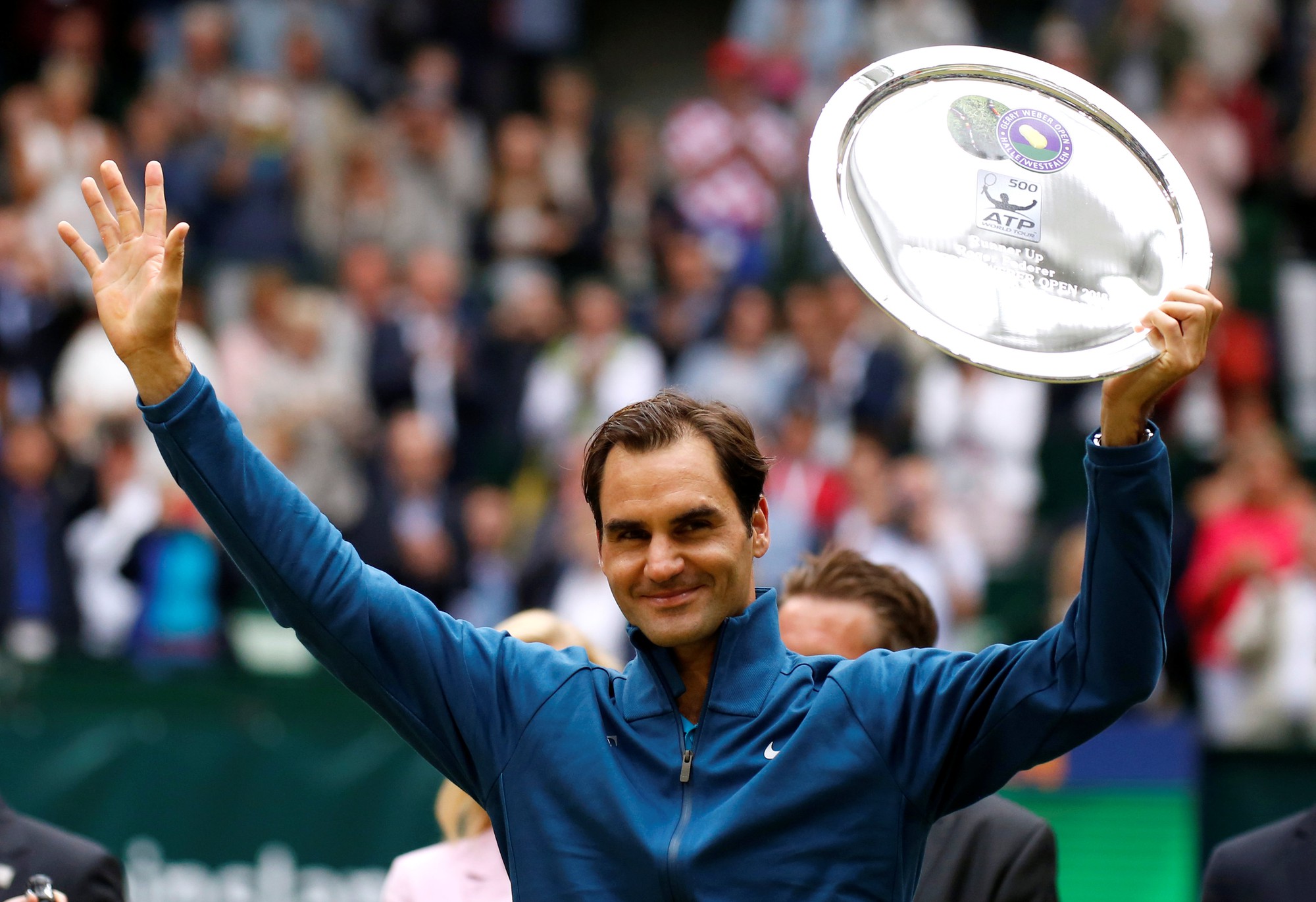 Federer bất ngờ thua đàn em ở chung kết Halle Open
