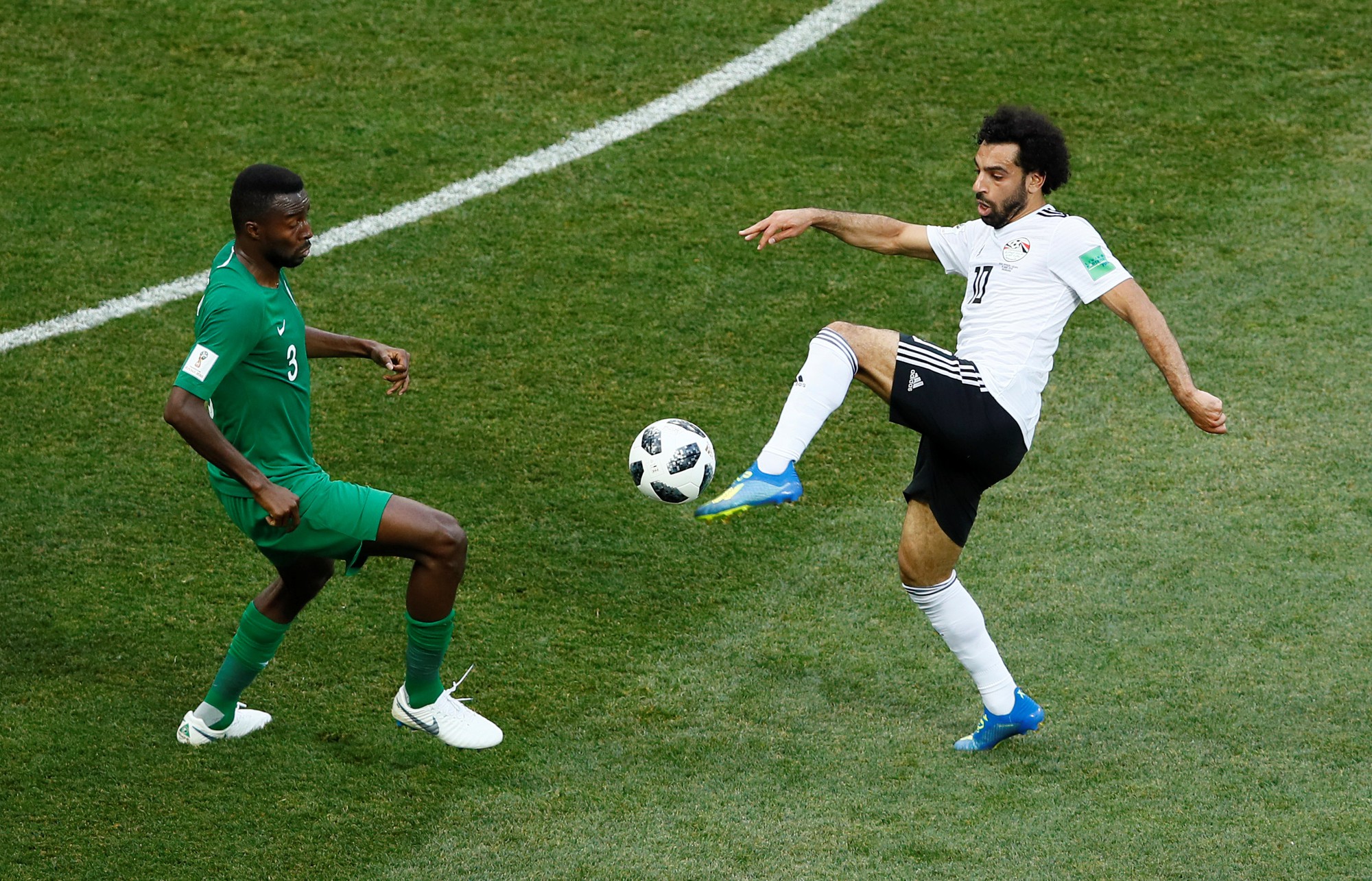 Suarez lập công, Uruguay đứng đầu bảng A - Ảnh 10.