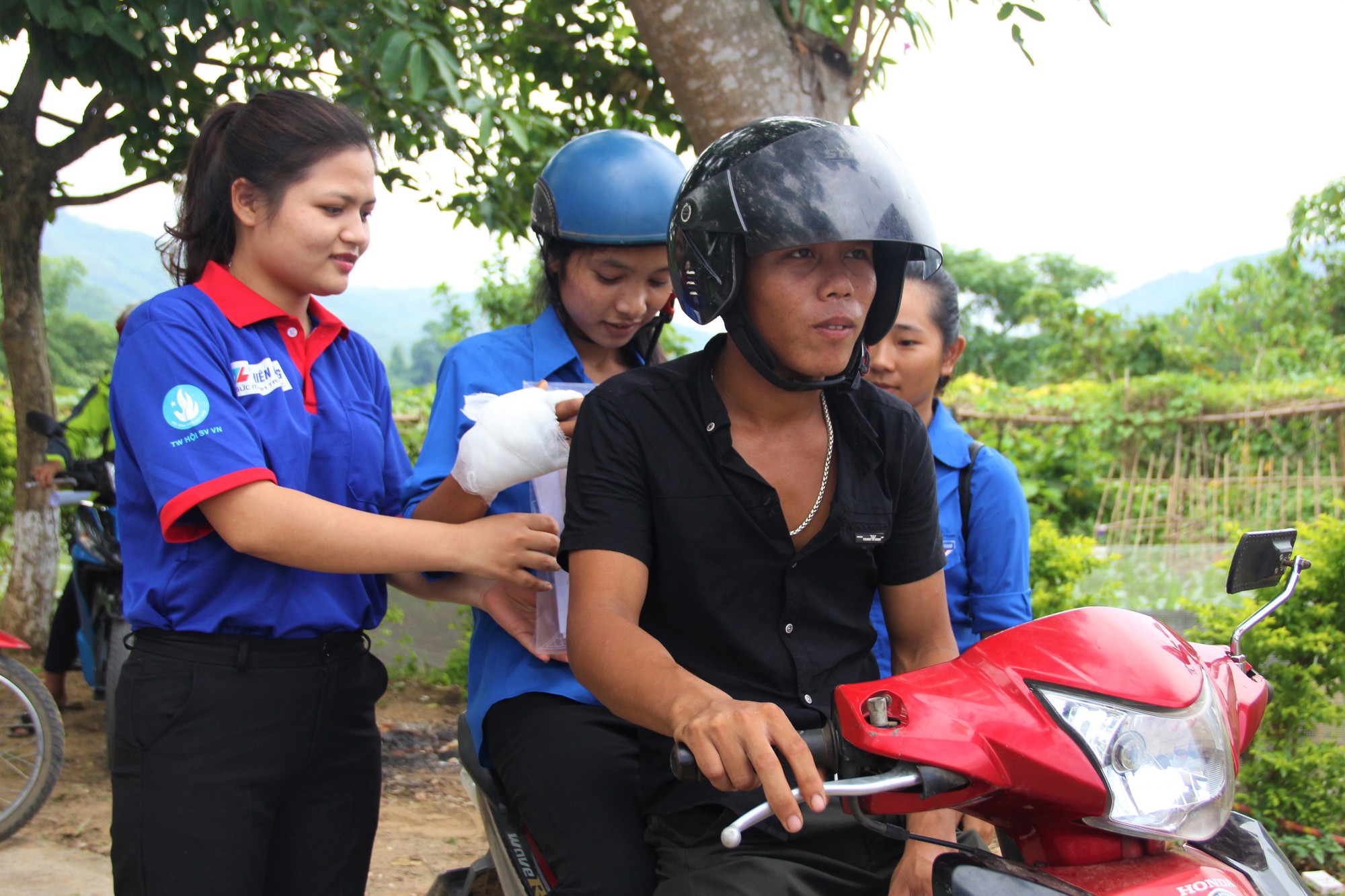 Thí sinh làm bài thi mới biết bàn tay suýt bị hoại tử do rắn cắn