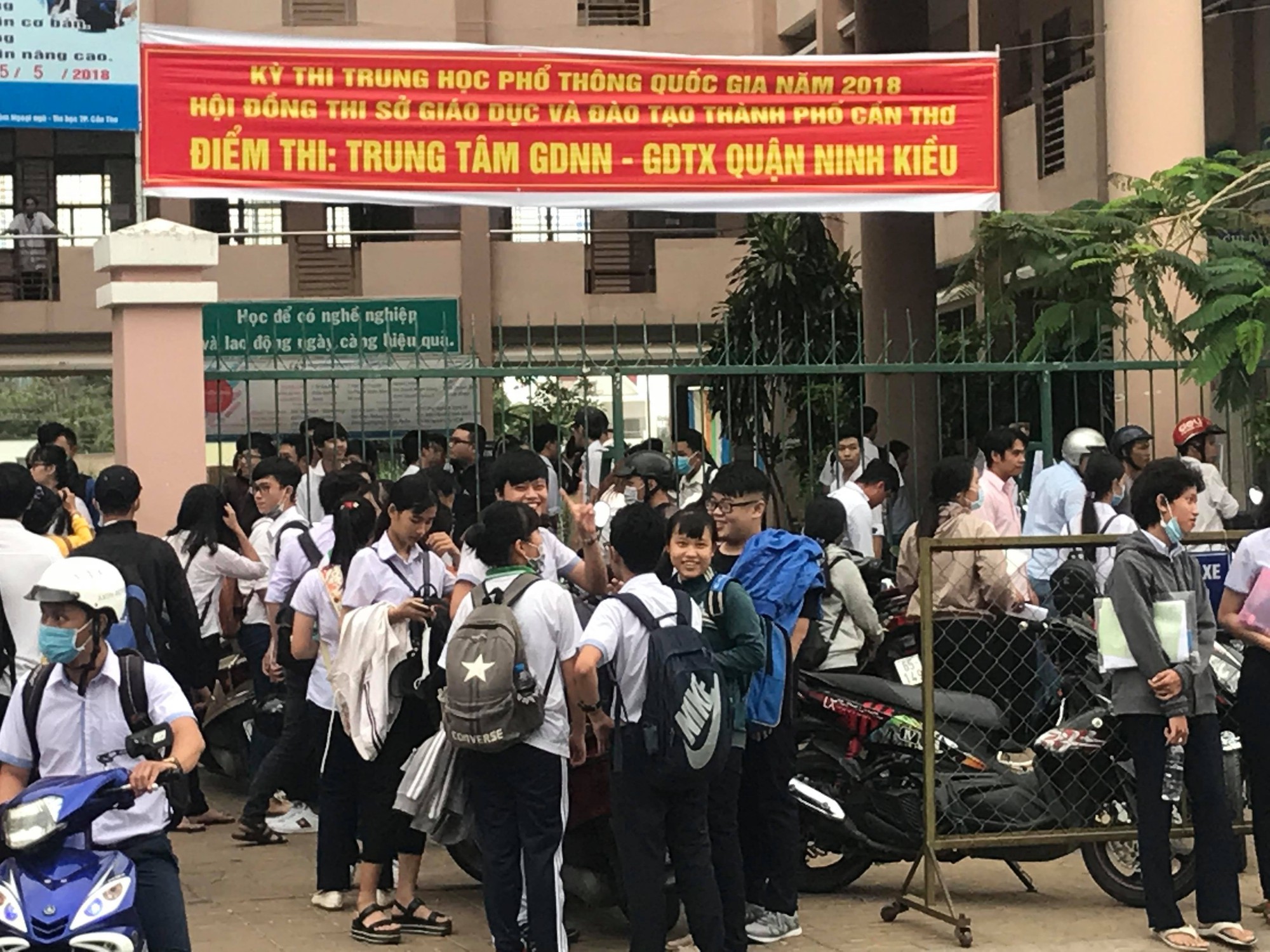 Th&iacute; sinh kh&oacute;c than đề thi To&aacute;n qu&aacute; d&agrave;i - Ảnh 9.