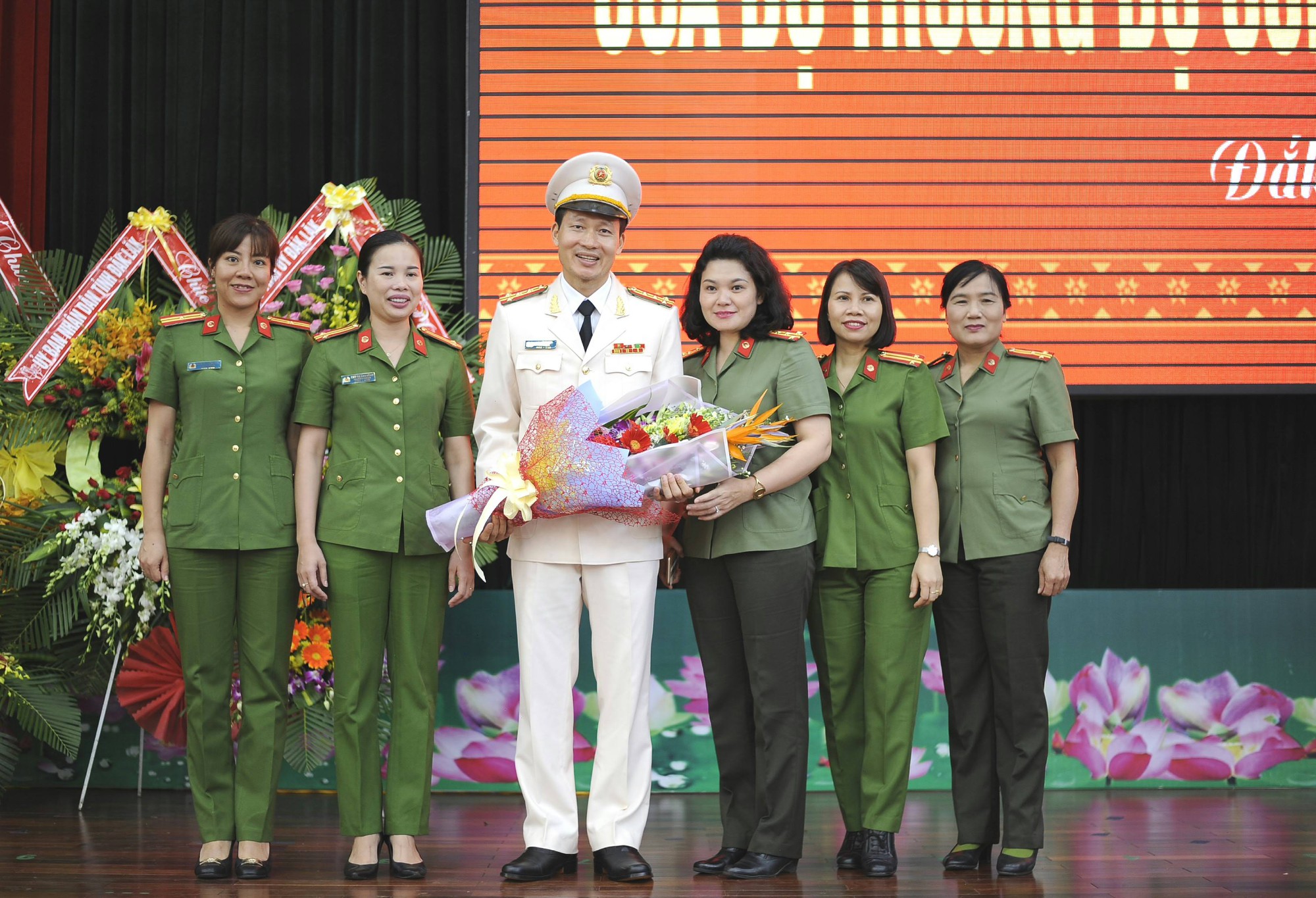 Đắk Lắk c&oacute; t&acirc;n gi&aacute;m đốc c&ocirc;ng an tỉnh 42 tuổi - Ảnh 2.
